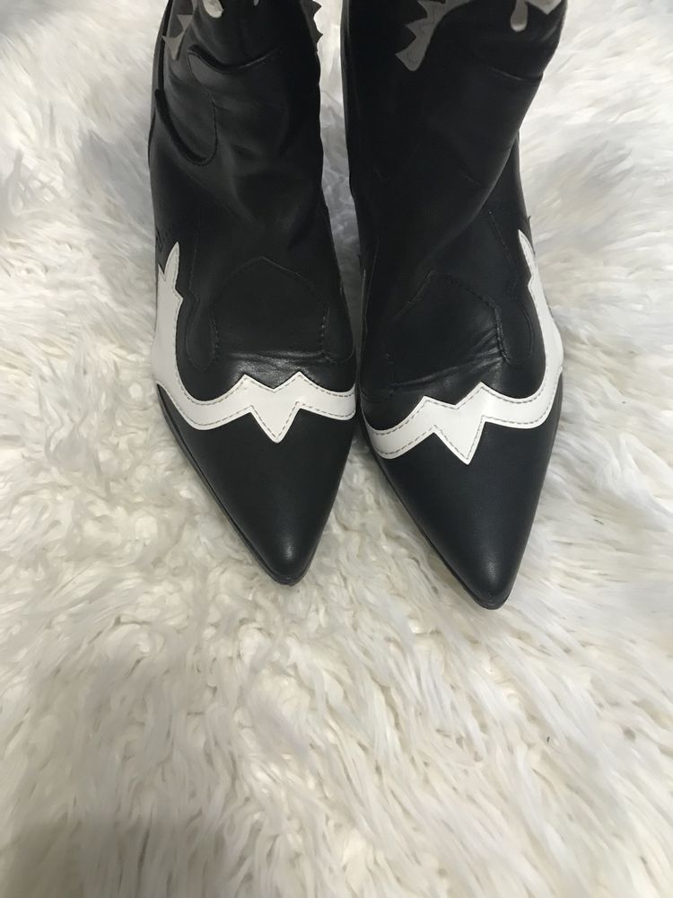 Botas/ Botins estilo texanas / cowboy em preto e branco - usadas apenas 2 ou 3 vezes