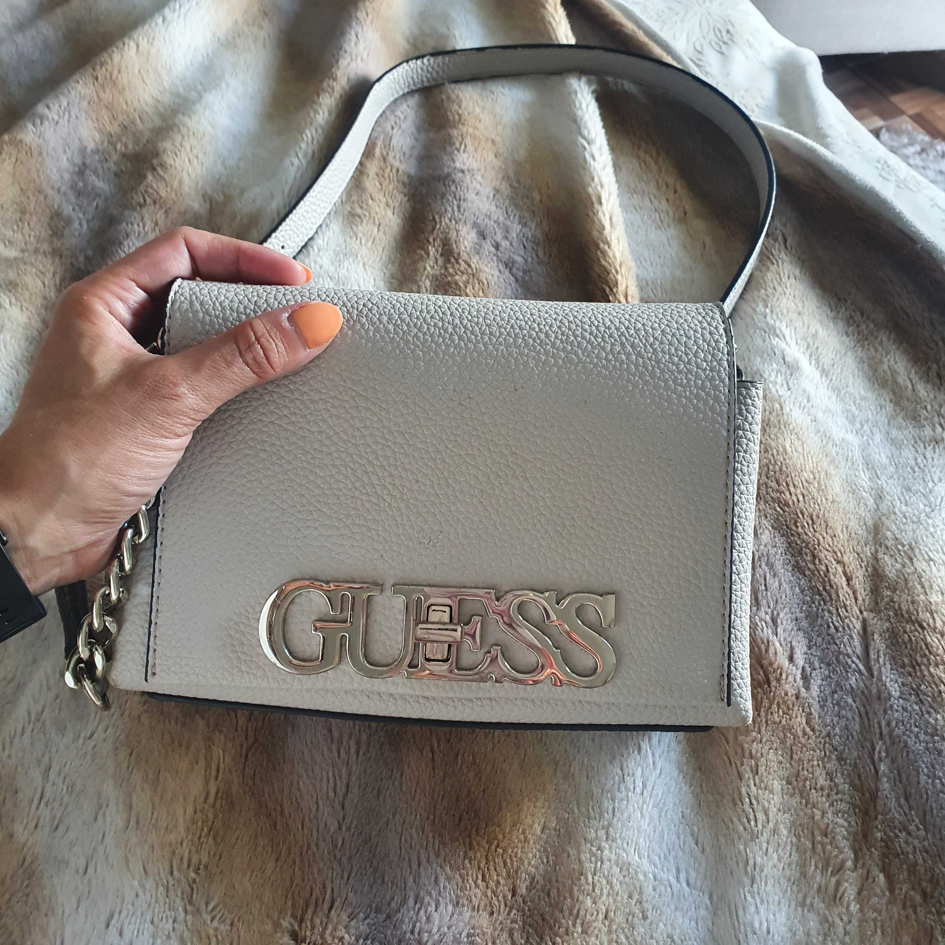 Mala pequena à tiracolo bege da marca Guess