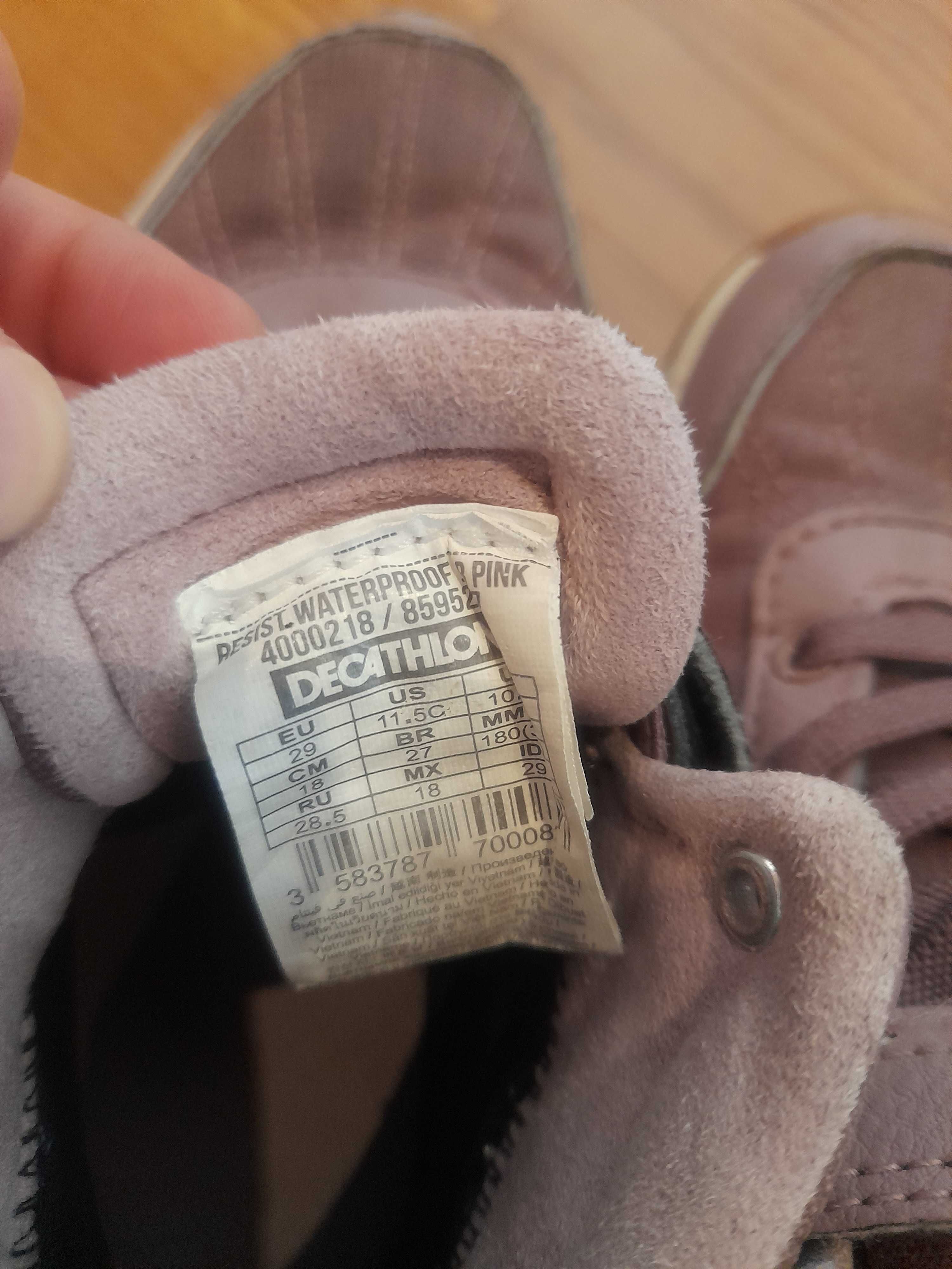 Botas impermeáveis e carneiras de menina  29
