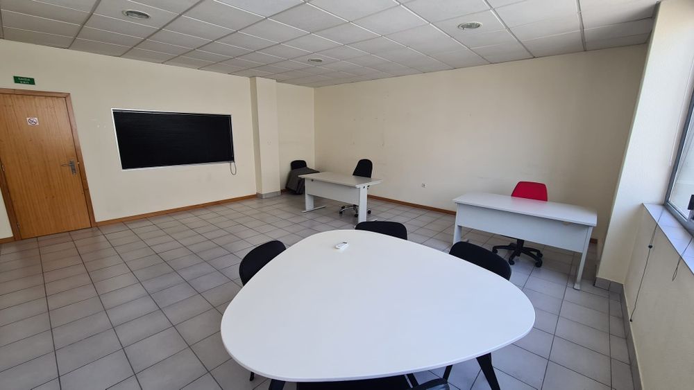 Escritório com 40m2 - Av. Fernão Magalhães- Porto