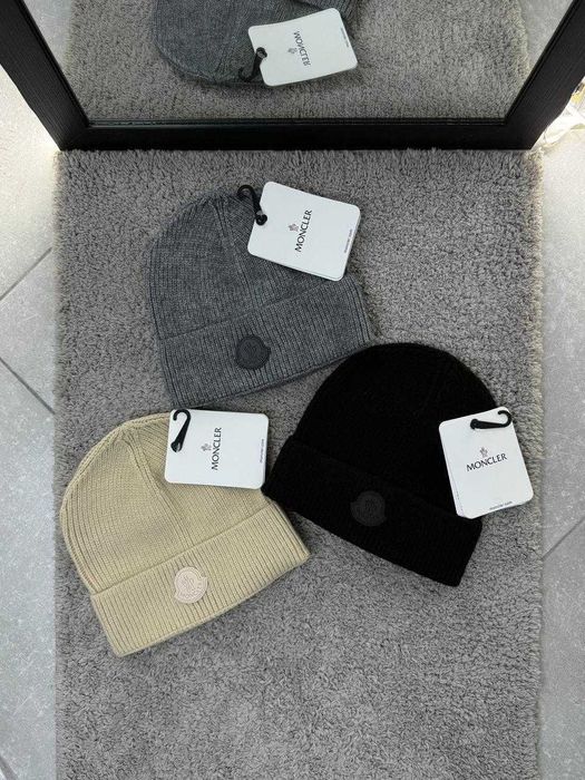 Шапка Moncler у різних кольорах