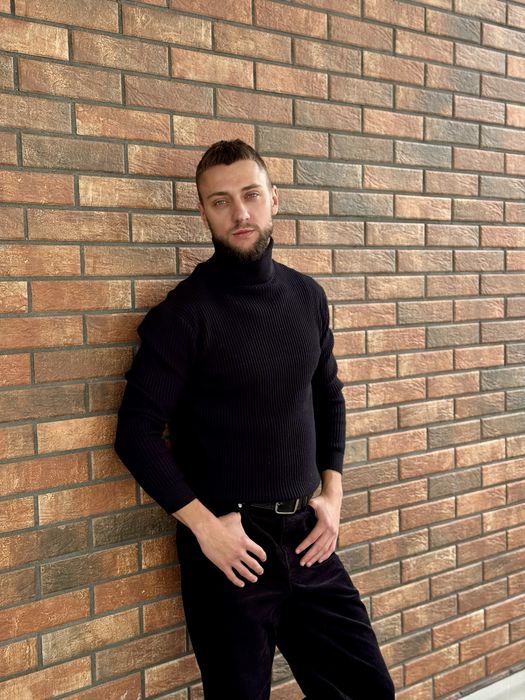 Чорна ребриста водолазка Minimalist