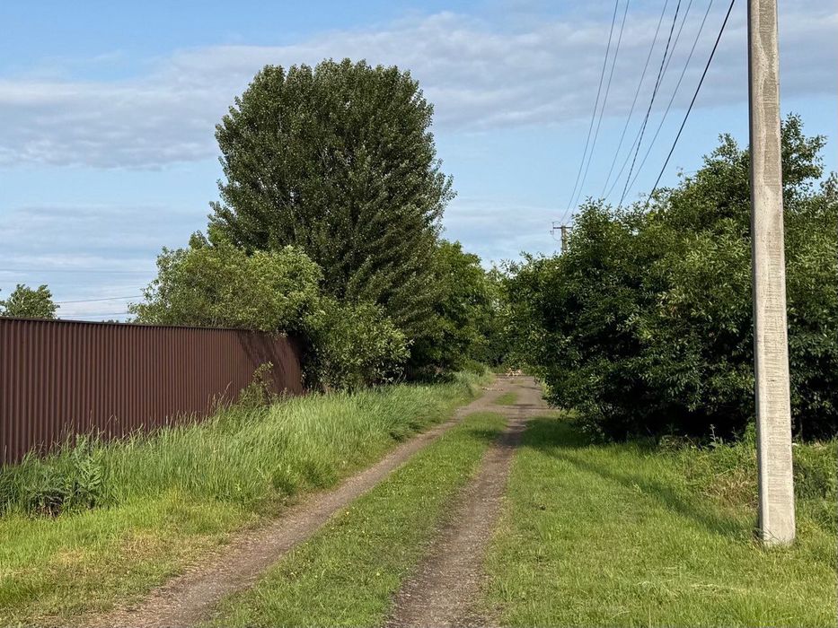 Огороджена земельна ділянка під забудову