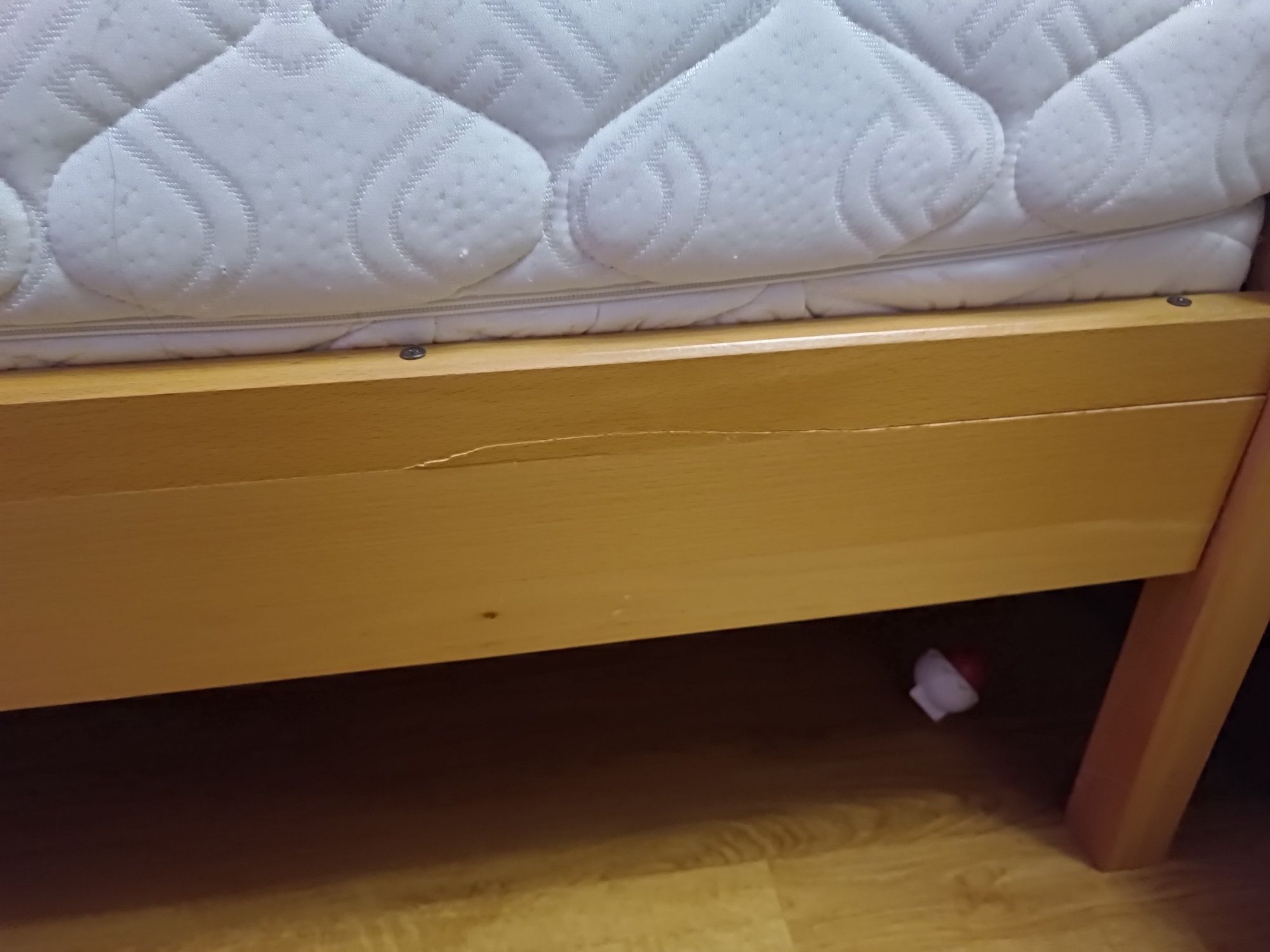 Продам два ліжка з матрасами