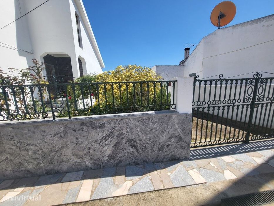 Moradia Isolada T2 c/. 80 laranjeiras e água - lote de. 4000 m2