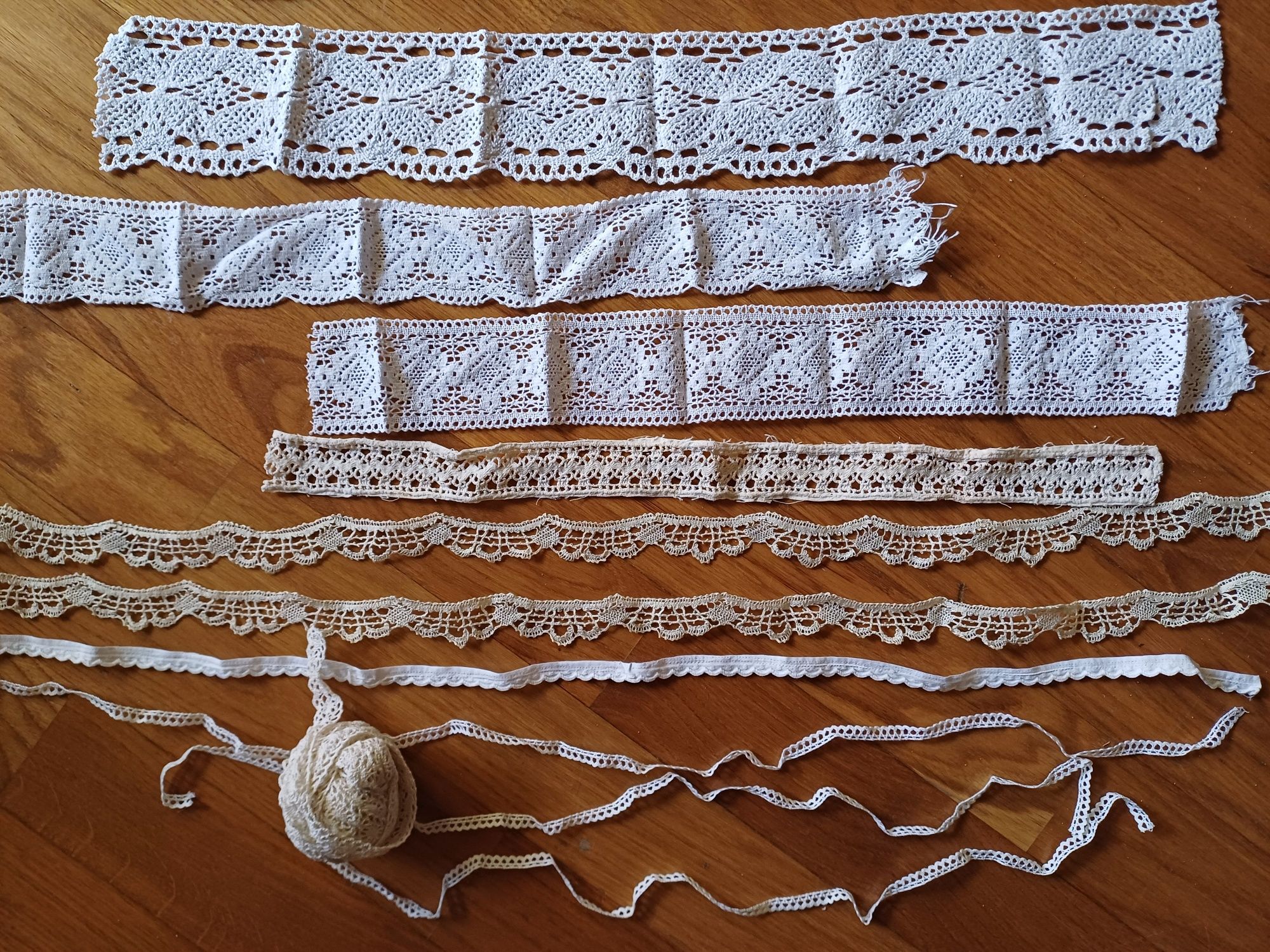Conjunto de pequenas peças de crochet e bordas de renda