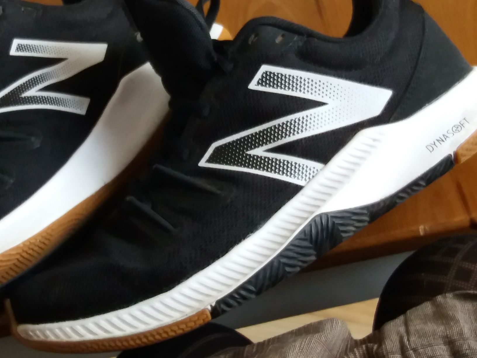 buty sportowe NB czarne siateczkowe 40,5