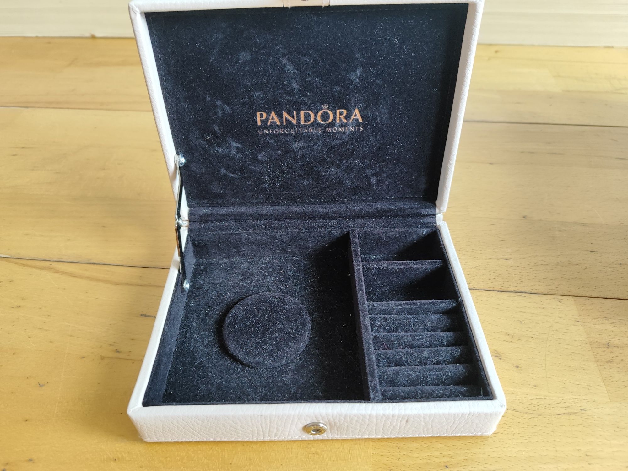 Skórzana szkatułka na biżuterię Pandora