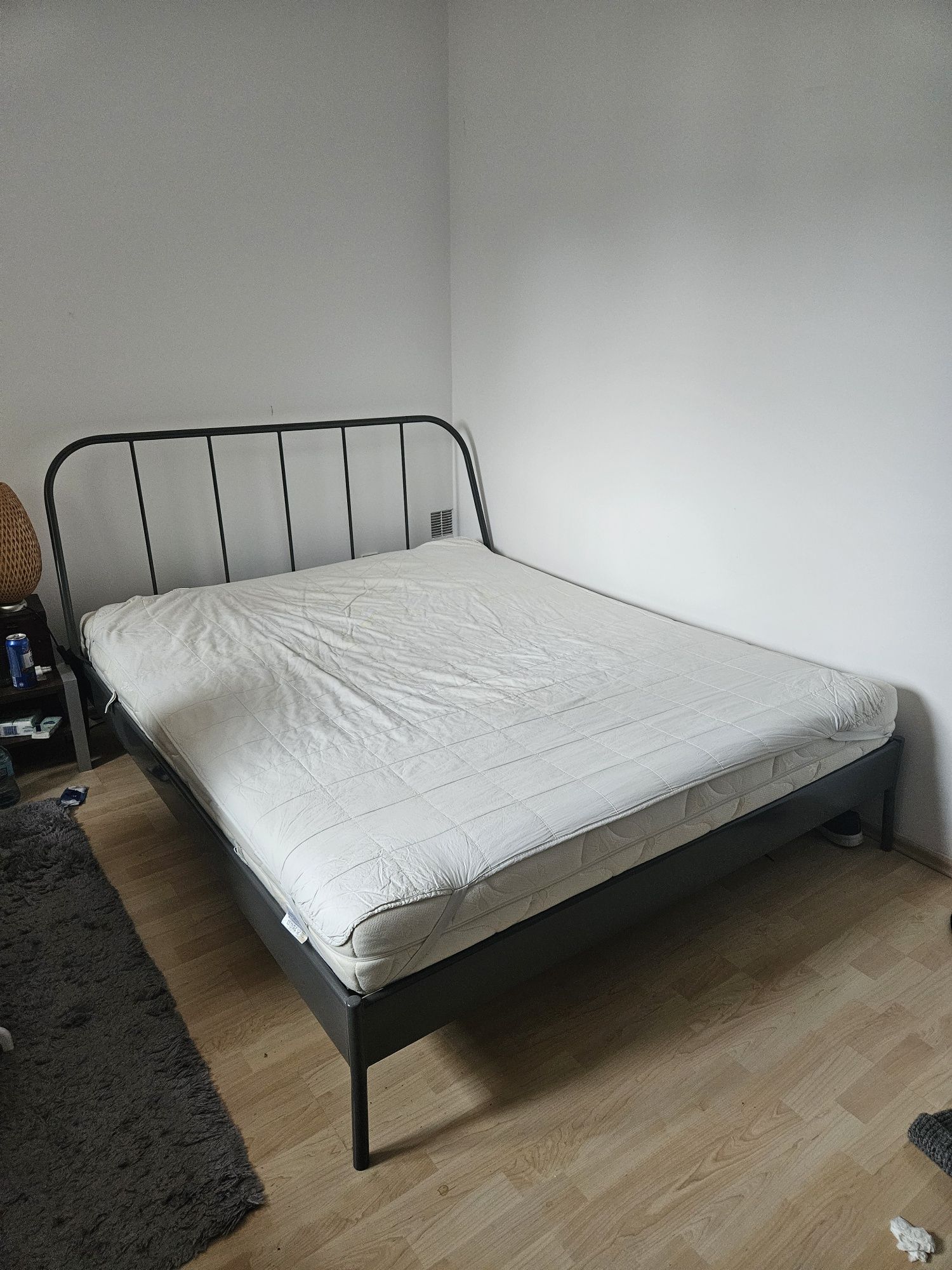 Solidne, metalowe łóżko z materacem