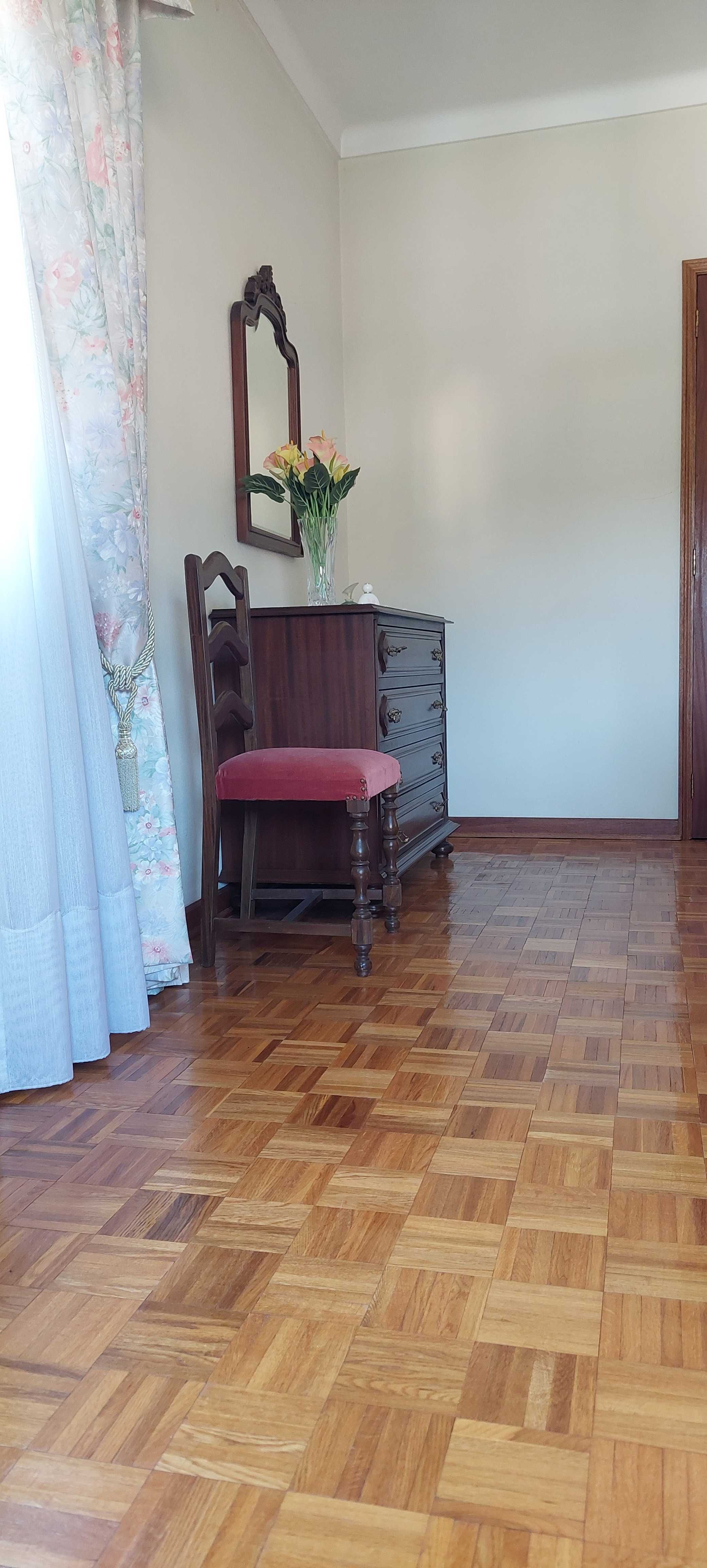 VENDO Conjunto: Cama+Mesas de cabeceira+Cómoda+Espelho+Cadeira+Estrado