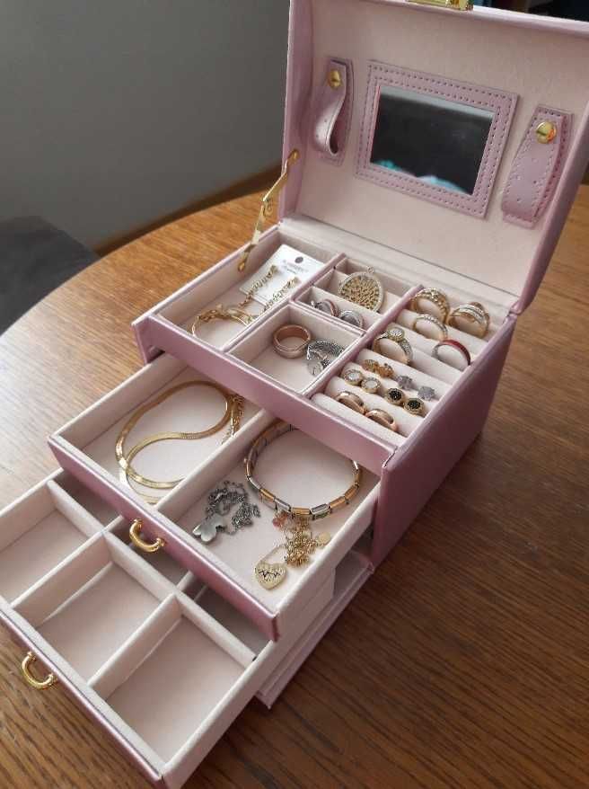 Różowa jasna szkatułka kuferek organizer do biżuterii
