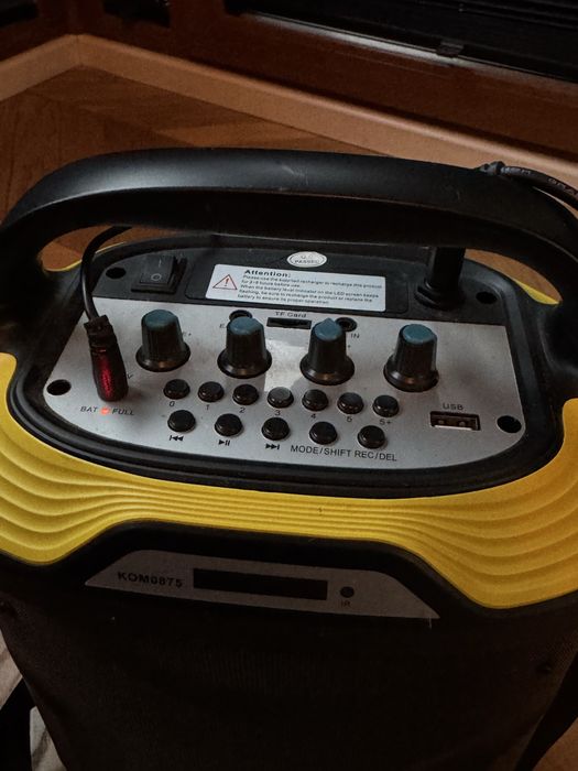 Quer KOM0875  zestaw głośnikowy z funkcją karaoke.