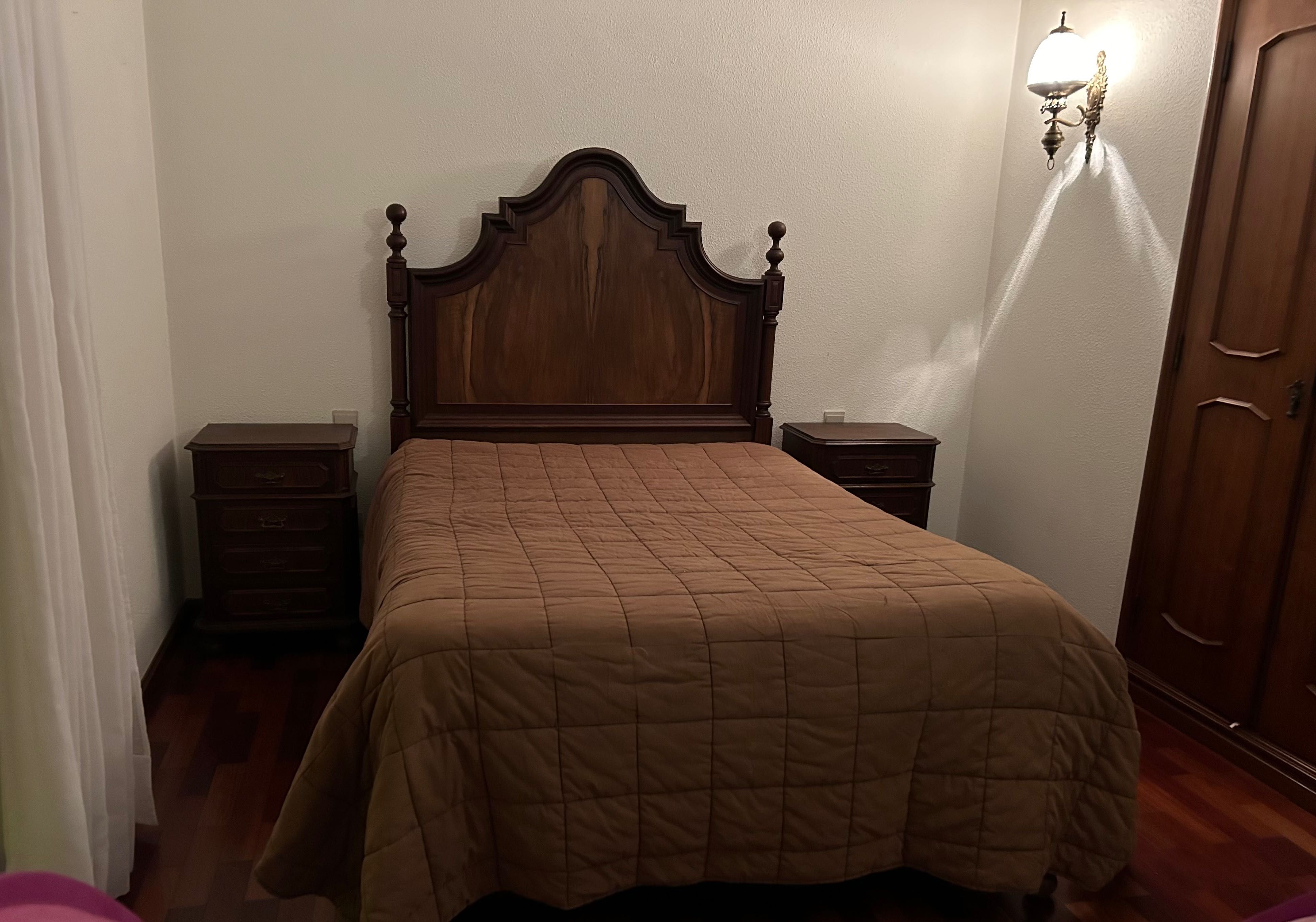 Cama de corpo e meio com duas mesas de cabeceira