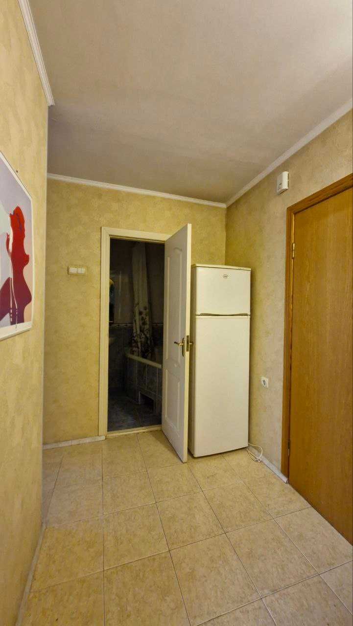 Продаж 2к біля метро 5 хв. Теремки вул.Глушкова 32. Вільна.
