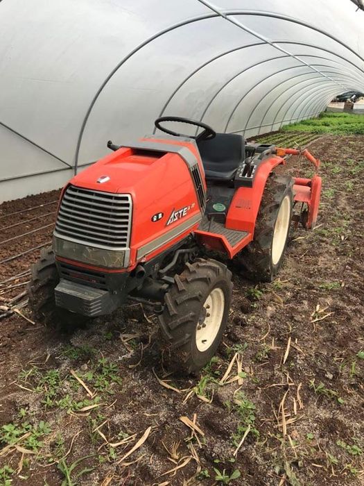 Trator Kubota 4x4 com frese