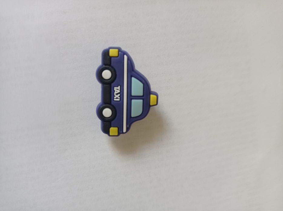 Przypinki crocs jibbitz autko wóz taksówka