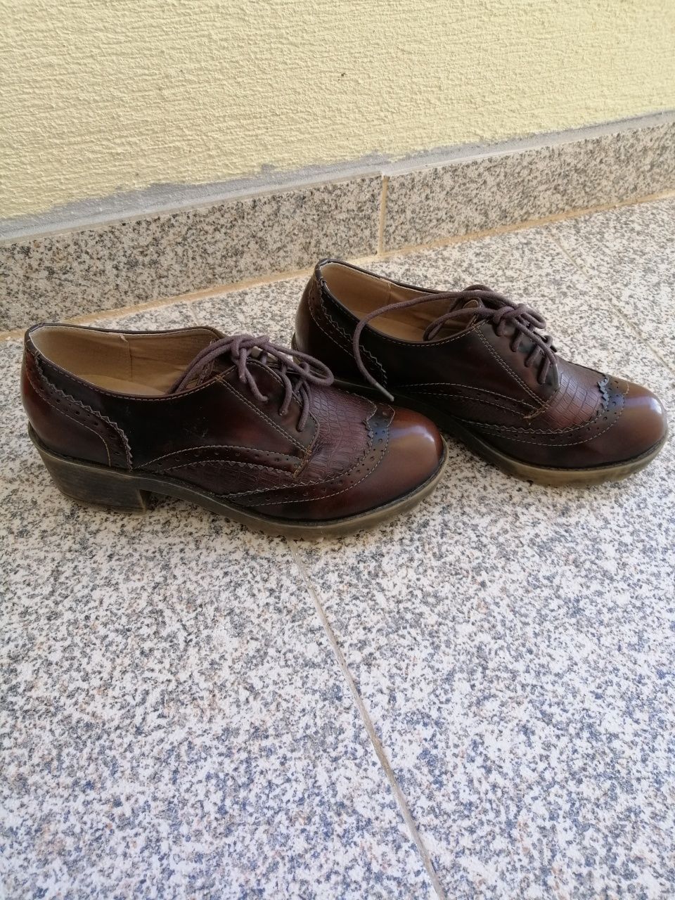 Sapatos castanhos