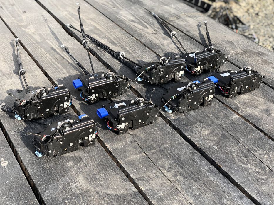 замок дверей центральний гольф 5 шкода а5 тоуран замок двери