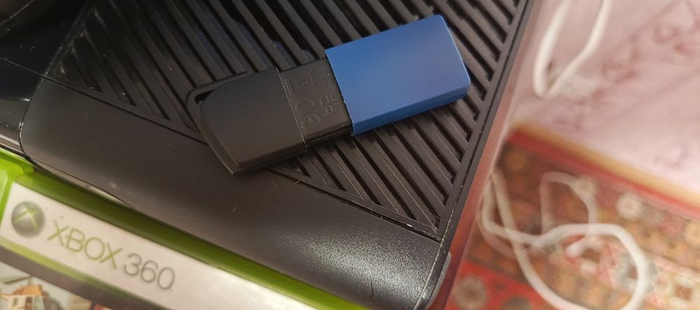 Консоль xbox 360e 500 ГБ+usb freeboot aurora+kinect+ руль+ диски,обмін