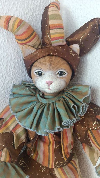 Gatinho lindo vestido de Arlequim em Resina 50cm