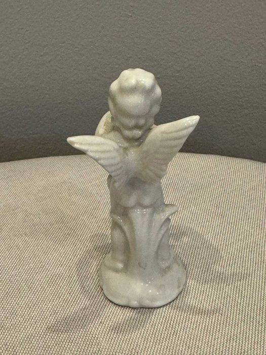 Figurka Putto (aniołek) grający na trąbce, porcelana Wagner & Apel.