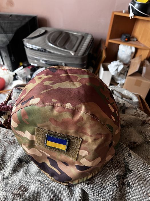Дуже гарний та по стану кавер на шолом.