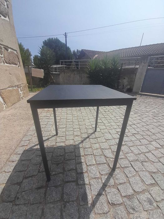 Mesas e cadeiras como novas