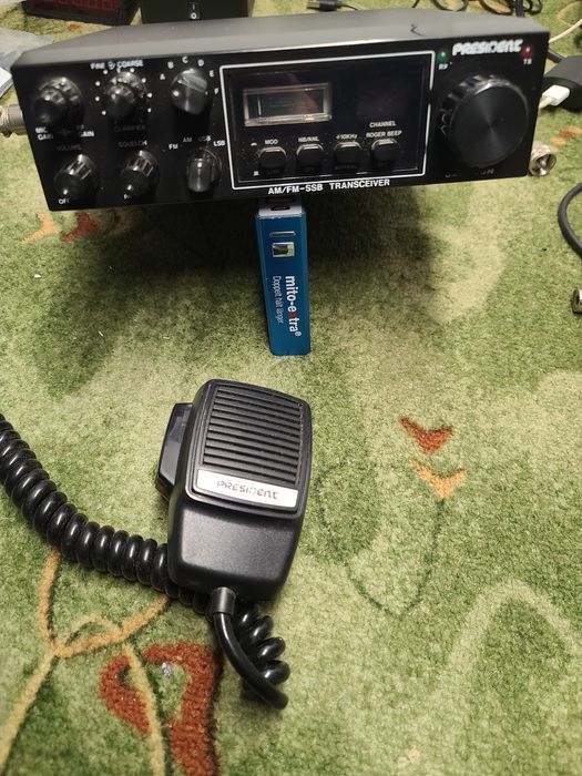 CB president Jackson z częstotliwościomierzem i anteną samochodową