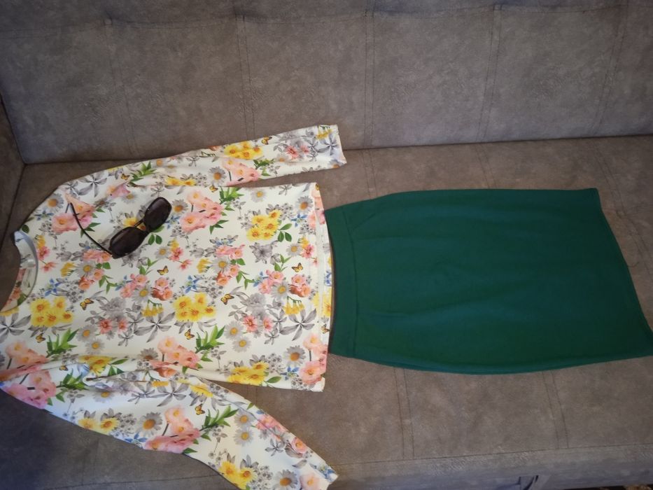 Продам весняний костюм