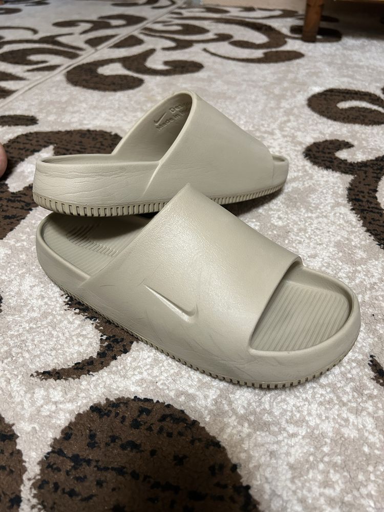 Слайде Nike Calm Slide