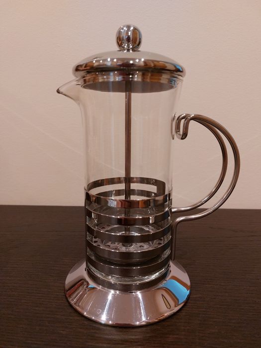 Cafeteira de café e duas canecas