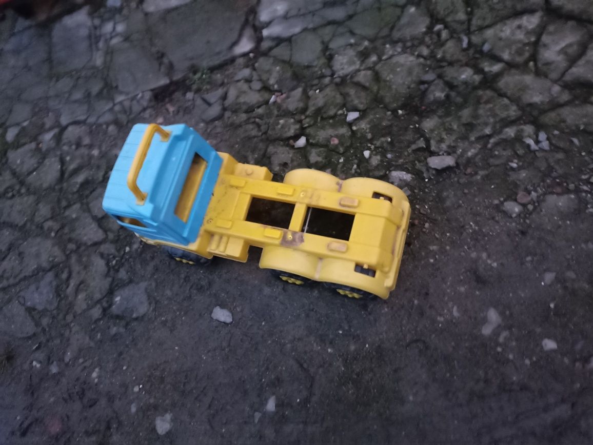 Duży plastikowy model samochodu ciężarowego do piaskownicy na podwurko