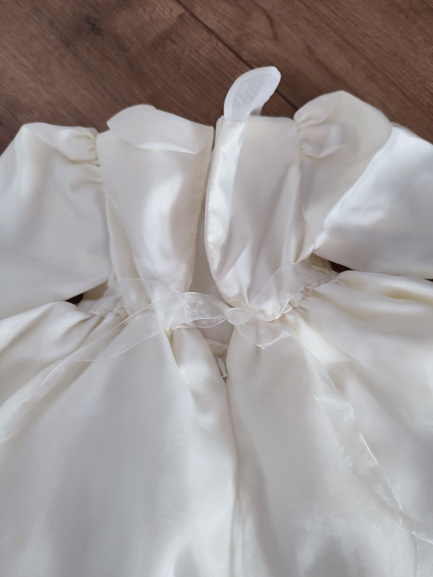 Sprzedam elegancką sukieneczkę niemowlęcą, na chrzest, wesele
