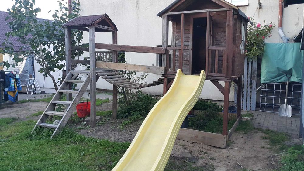 Drewniany domek ogrodowy dla dzieci ze slizgiem