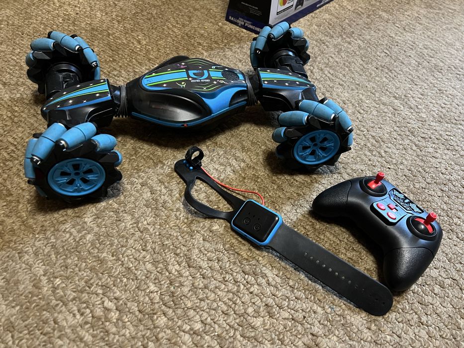 Радиоуправляемая машинка-перевертыш Stunt Super Speed.