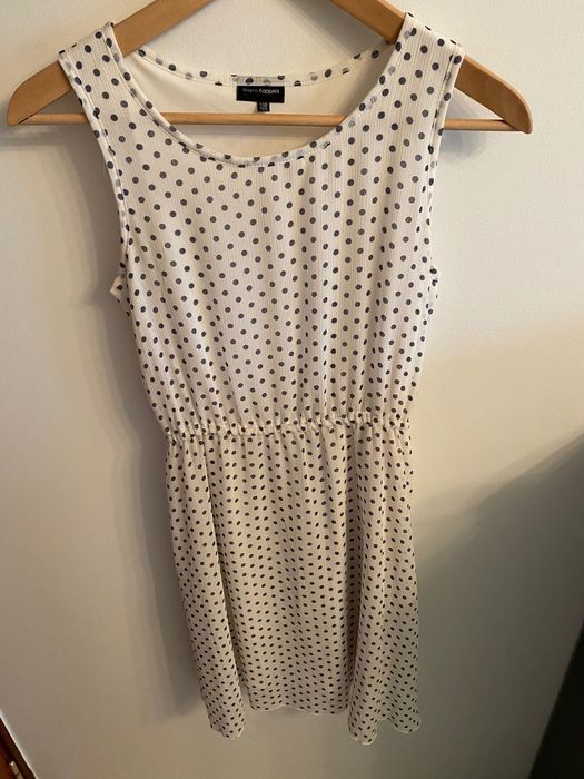 Biała letnia sukienka w granatowe kropki