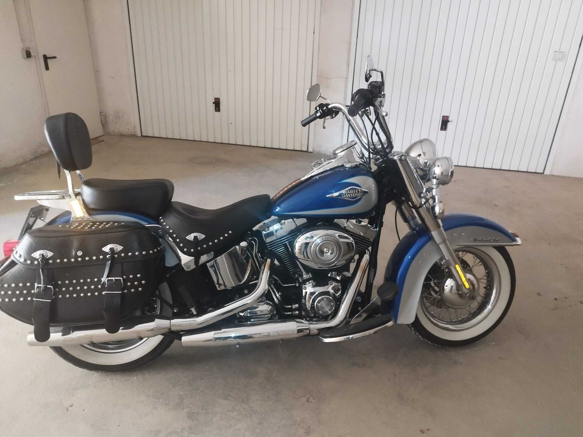 Vendo Harley Davidson como nova, preço negociável.