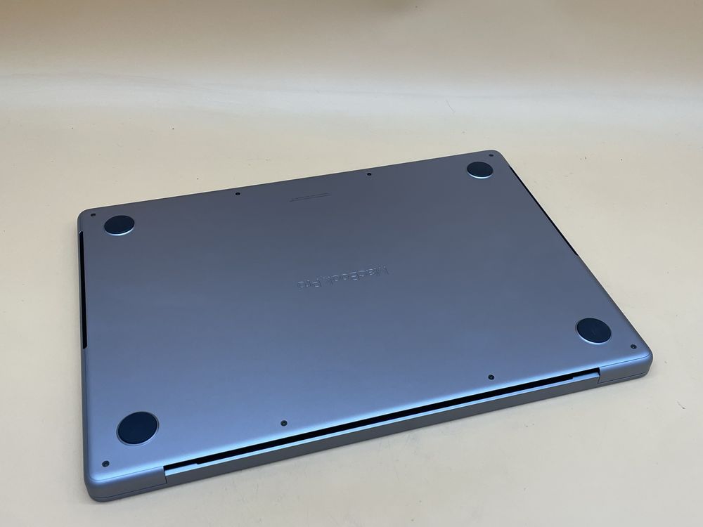 Macbook pro 2023 14 m3 512 gb ідеал як новий батарея всього 32 цикли