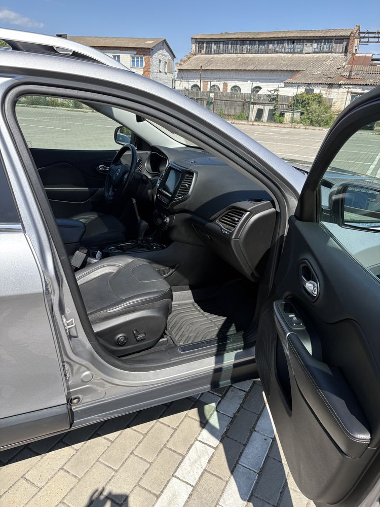 Jeep Cherokee Limited 3,2 2019 року