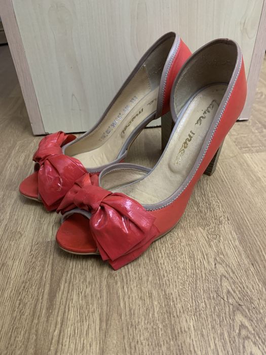 Шкіряні шльопанці, капці