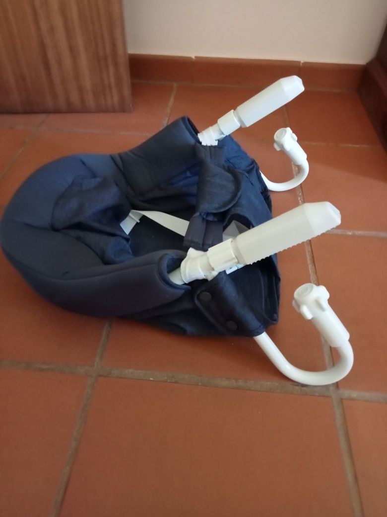 Cadeira bebé portátil para mesa.