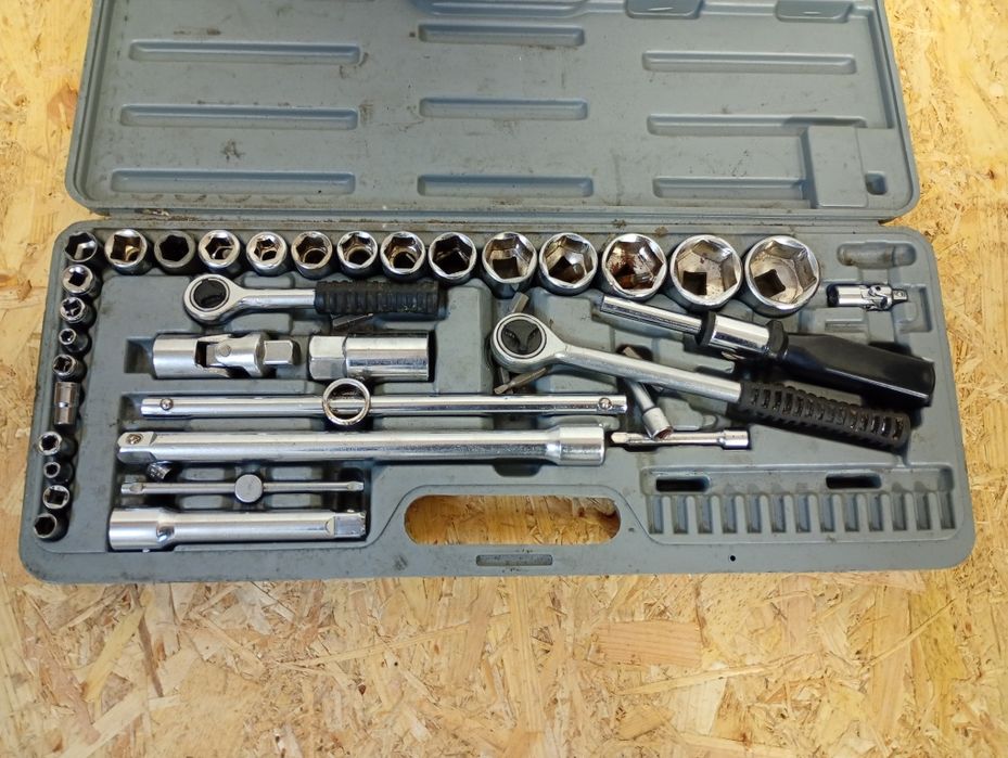 Zestaw kluczy nasadowych narzędzi grzechotka