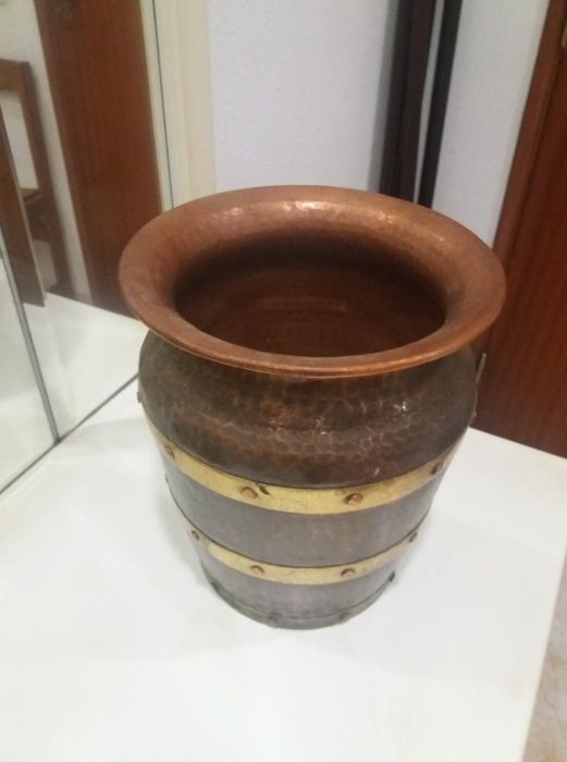 Vaso em cobre e latão antigo