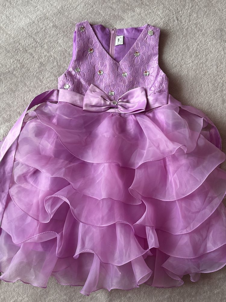 Нарядные платья р.120 и р.134