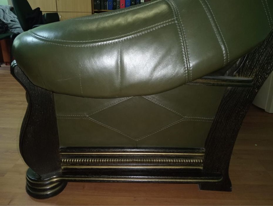 Шкіряний диван ,2 пуфи ,стіл .Італія