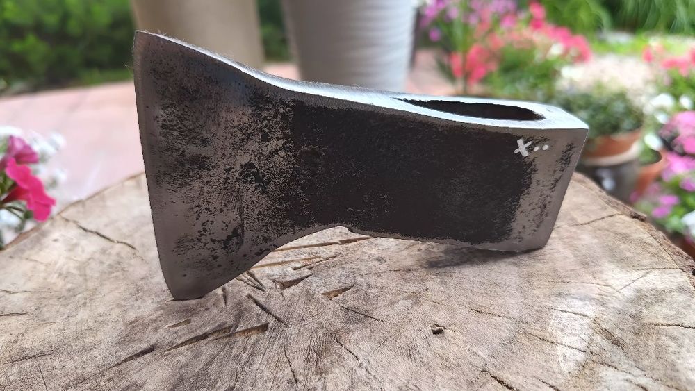 Sygnowana puncą stara polska kuta siekiera.