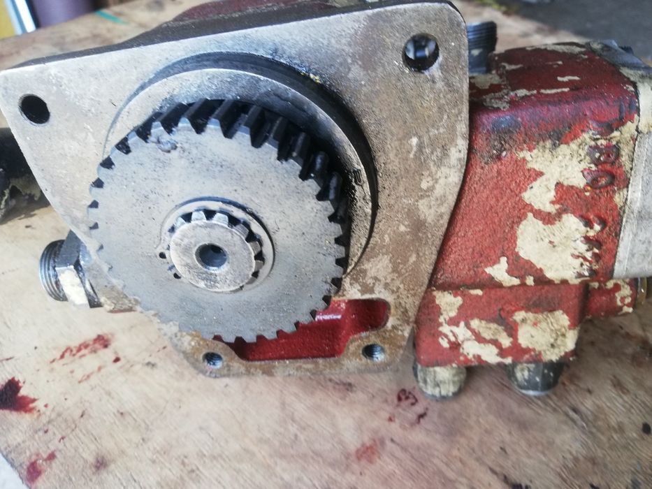 Starocie stara pompa hydrauliczna