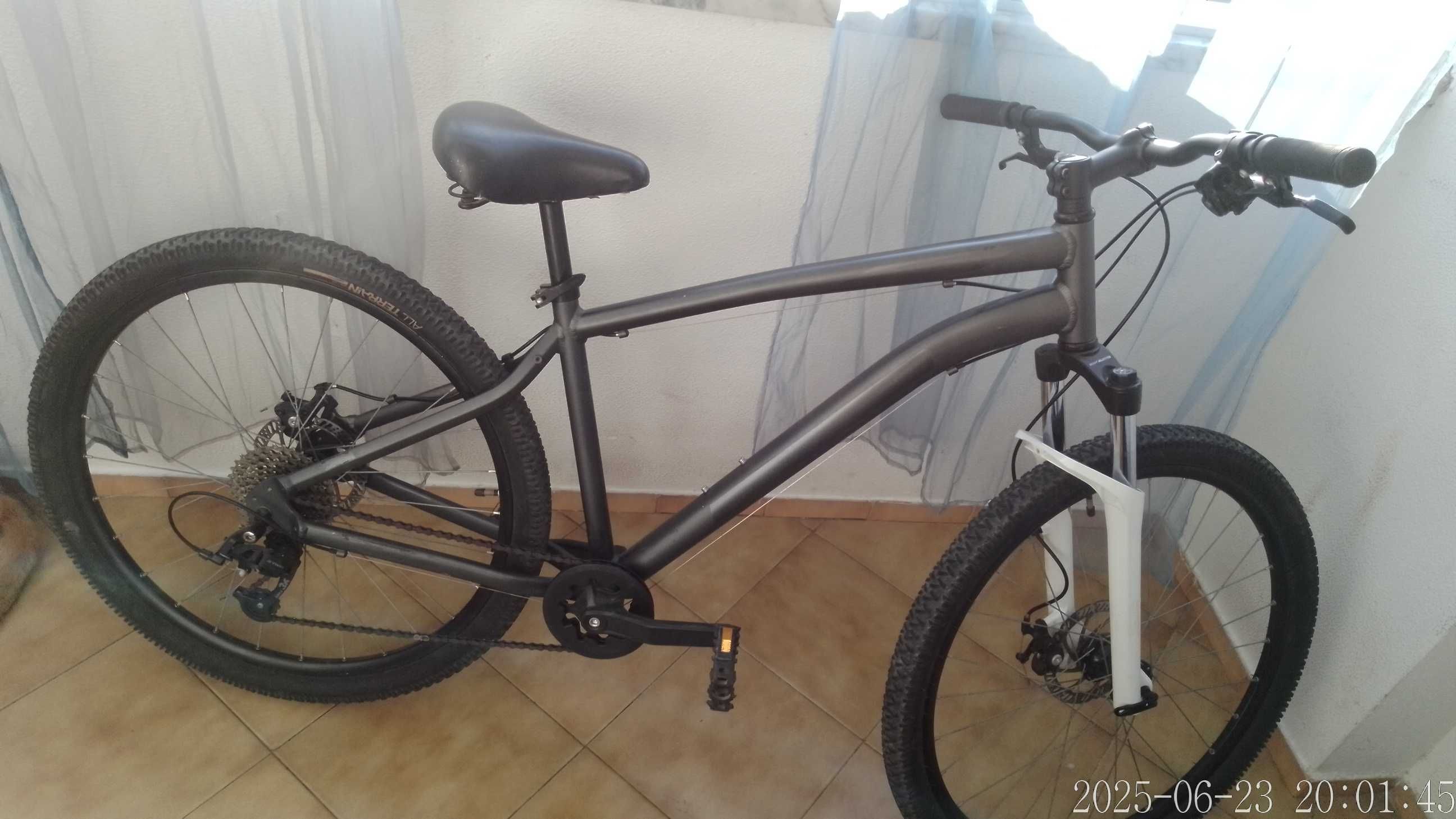 Bicicleta BTT pronta para andar