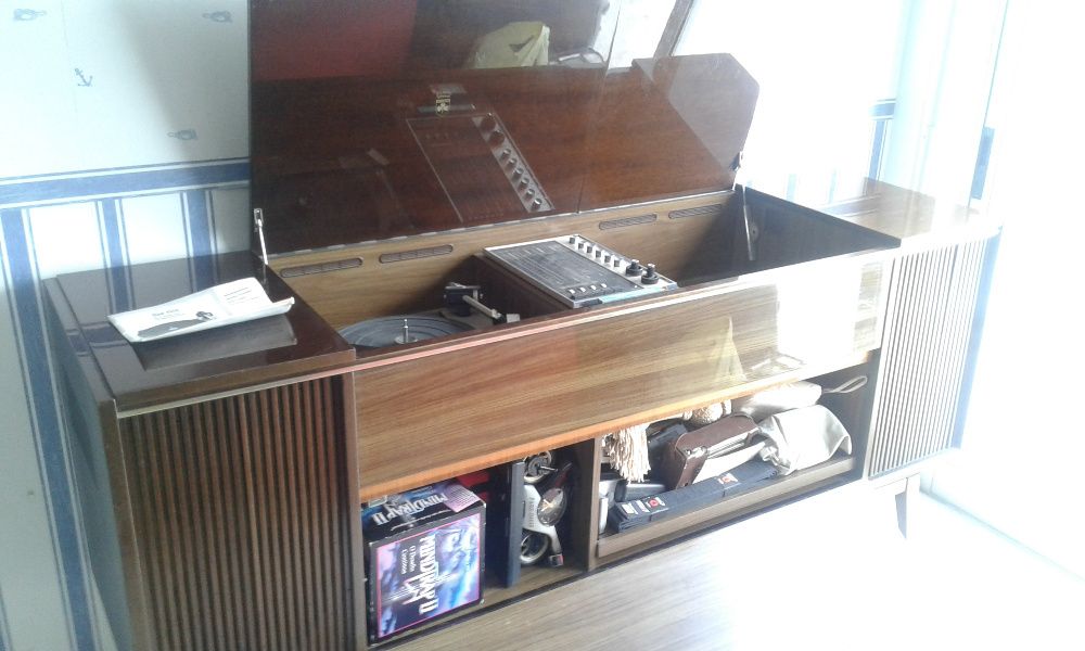 Móvel gira discos Grundig vintage