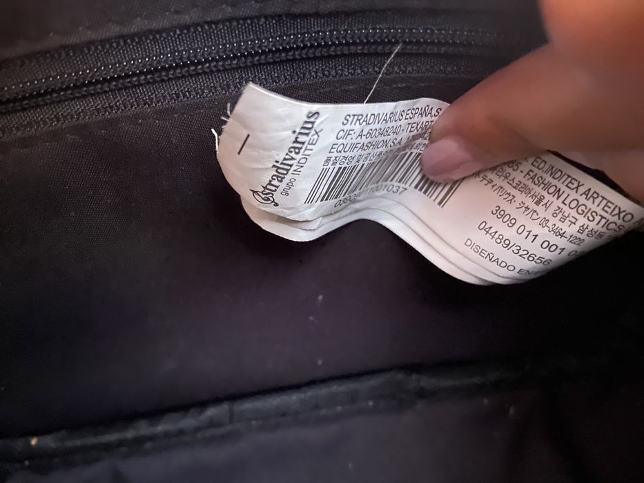 Mala nova a tiracolo Stradivarius preta